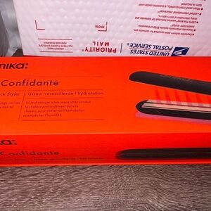 Amika The Confidante Moisture Lock Styler Titanium Flat Iron Black straightener